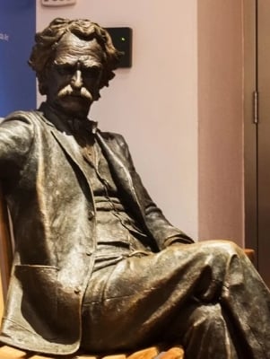 sculpture of Mark Twain