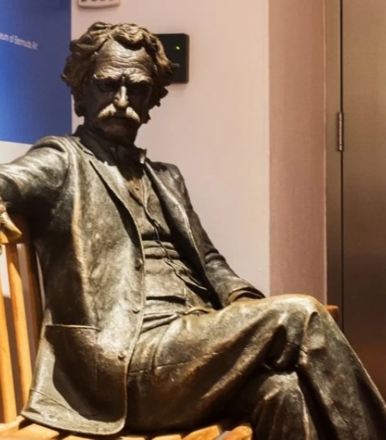 sculpture of Mark Twain